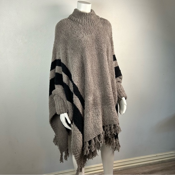 Barefoot Dreams Cozy chic beach poncho fringe one plus size fits most EUC - Picture 3 of 17